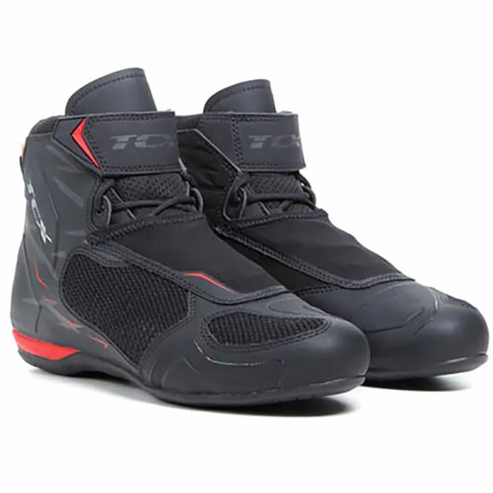 TCX - R04D AIR, Scarpe da Moto Uomo, Traspirabili e Versatili, Tomaia in Mesh con Rivestimento Hot-Melt, Chiusura con Lacci e Velcro, Nero/Rosso