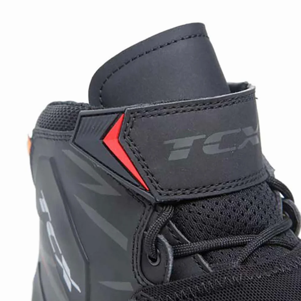 TCX - R04D AIR, Scarpe da Moto Uomo, Traspirabili e Versatili, Tomaia in Mesh con Rivestimento Hot-Melt, Chiusura con Lacci e Velcro, Nero/Rosso