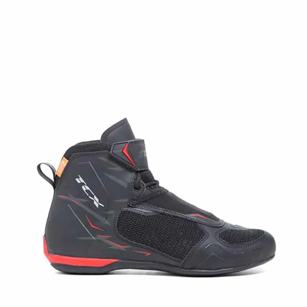 TCX - R04D AIR, Scarpe da Moto Uomo, Traspirabili e Versatili, Tomaia in Mesh con Rivestimento Hot-Melt, Chiusura con Lacci e Velcro, Nero/Rosso